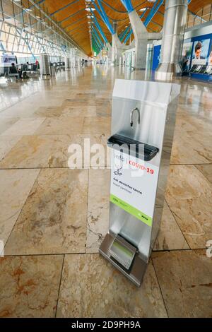 Terminal delle partenze T4 quasi vuoto all'aeroporto internazionale di Bajaras, Madrid, Spagna Foto Stock