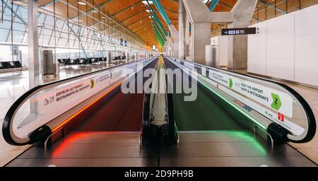 Terminal delle partenze T4 quasi vuoto all'aeroporto internazionale di Bajaras, Madrid, Spagna Foto Stock