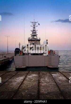 Nave da guerra greca al porto di Rafina, Grecia. Foto Stock