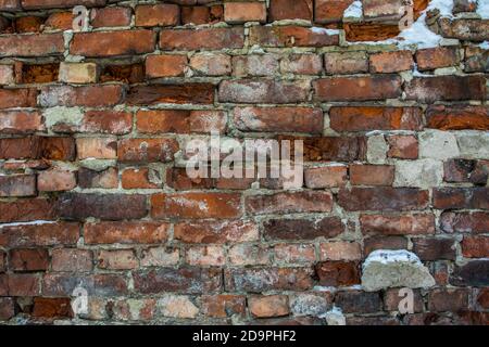Muro del castello fatto di pietre antiche. Parete del castello fatta di vecchie trame di pietre per il disegno e sfondo della foto. Foto Stock