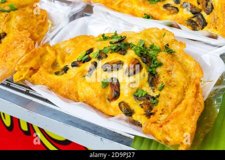 Fritta omelette di ostriche in scatola di polistirolo dal cibo di strada Thailandia vendro Foto Stock