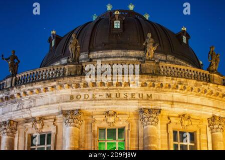 Berlino / Germania - 13 febbraio 2017: Vista notturna del Museo Bode a Museumsinsel a Berlino, Germania Foto Stock