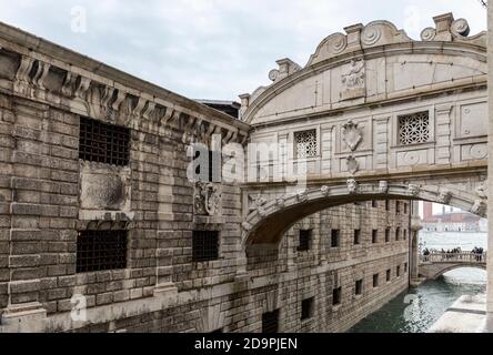 Primo piano del "Ponte dei Sospiri" o "Ponte dei Sospiri", un ponte di fama mondiale che collega il Palazzo dei Dogi alle prigioni, San Marco, Venezia, Italia Foto Stock