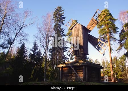 Il vecchio mulino a vento dell'isola di Seurasaari a Helsinki, Finlandia Foto Stock