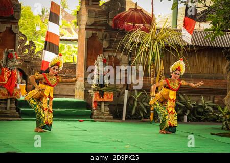 Balinese tradizionale Barong Dance. Nelle tradizionali esibizioni di danza Barong, è raffigurato nelle sue lotte contro Rangda, è la parte popolare o Foto Stock