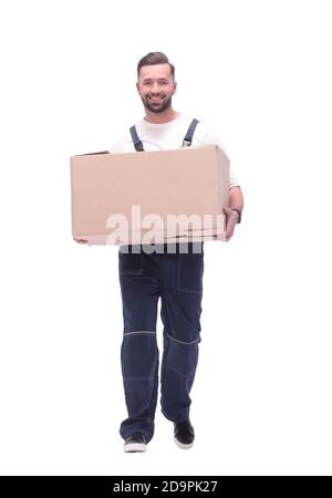 In piena crescita. uomo sorridente porta una grande scatola di cartone Foto Stock