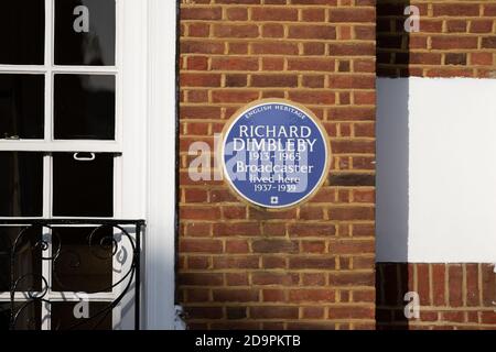 Targa inglese Heritage Blue per Richard Dimbleby a Cedar Court, East Sheen, Londra. Foto Stock