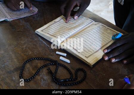 I ragazzi musulmani leggono il Corano in una madrassa a Soroti , Uganda il 2017-03-18 Foto Stock