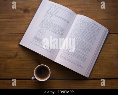 Espresso espresso espresso in caffetteria con libro sul tavolino da caffè Foto Stock