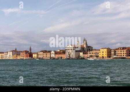 Il canale Giudecca con la chiesa bianca di Santa Maria del Rosario lungo il litorale, il bacino di San Marco, Zattere, Venezia, Italia Foto Stock