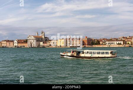 Un vaporetto che percorre il canale della Giudecca con la chiesa bianca di Santa Maria del Rosario sul litorale, il bacino di San Marco, Zattere, Venezia, Italia Foto Stock