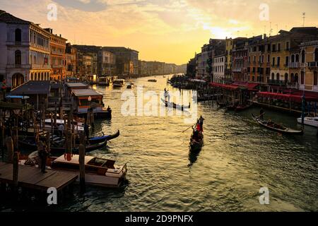 Il Canal Grande è il canale principale che attraversa il centro storico di Venezia. Lunga circa 3800 metri, con una profondità media di 5 m, divide il His Foto Stock