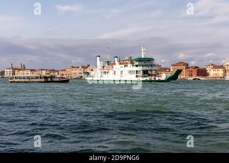 Un traghetto ACTV e un vaporetto che percorre il canale Giudecca, il bacino di San Marco, Venezia, Italia Foto Stock