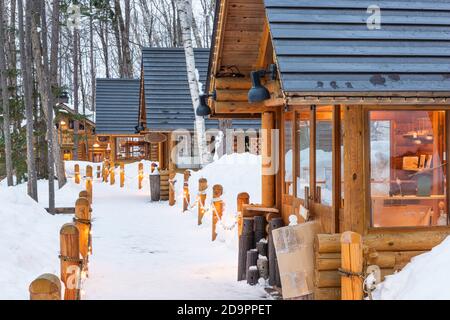 Furano, Hokkaido, Giappone cabine invernale al crepuscolo. Foto Stock