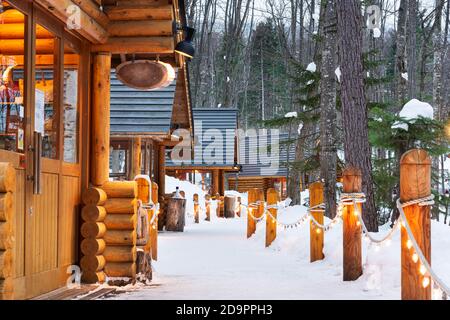 Furano, Hokkaido, Giappone cabine invernale al crepuscolo. Foto Stock