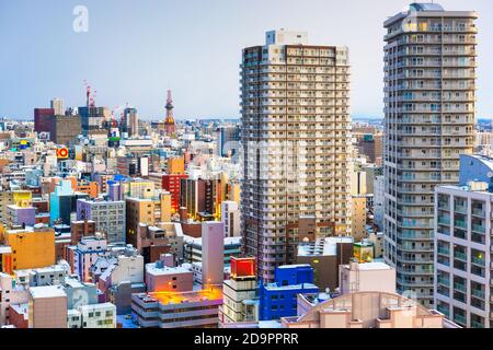 Sapporo, Hokkaido, Giappone downtown skyline della città su Chuo Ward verso la torre di notte. Foto Stock