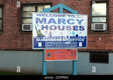 Brooklyn, NY, Stati Uniti. 6 Nov 2020. Immagini durante la cerimonia ufficiale di taglio del nastro che apre il nuovo Centro comunitario della New York City Housing Authority (NYCHA) Marcy Houses il 6 novembre 2020 nella sezione Bedford Stuyvesant di Brooklyn, New York City. Credit: Mpi43/Media Punch/Alamy Live News Foto Stock