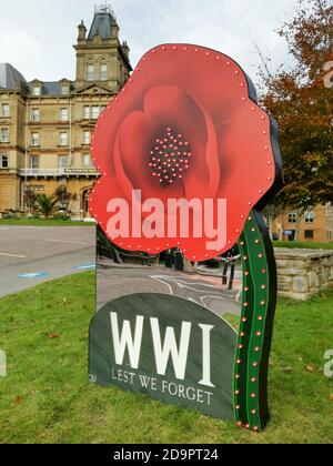 Bournemouth, Regno Unito. Sabato 7 novembre 2020. I segni spiegano il servizio di memoria annullato a causa di Covid-19 a Bournemouth. Credit: Thomas Faull/Alamy Live News Foto Stock