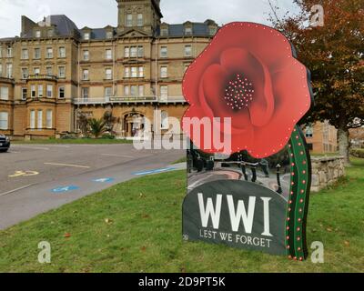 Bournemouth, Regno Unito. Sabato 7 novembre 2020. I segni spiegano il servizio di memoria annullato a causa di Covid-19 a Bournemouth. Credit: Thomas Faull/Alamy Live News Foto Stock