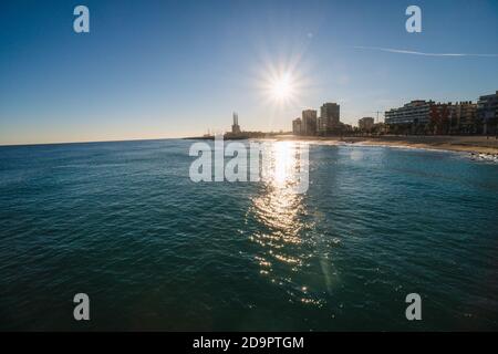 Splendido tramonto sulla spiaggia di Badalona, estate, cielo limpido Foto Stock