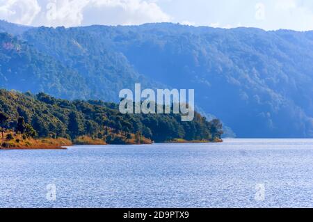 La luce del sole che si riflette sulle onde dell'acqua per provocare il sole brillare al lago Umiam, noto anche come lago Barapani, alla periferia di Shillong, Meghalaya, India. Foto Stock