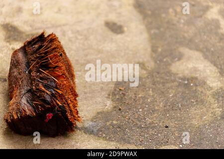 Un primo piano di una spazzola di cocco utilizzata per la pulizia in India e nei paesi dell'Asia meridionale. Foto Stock