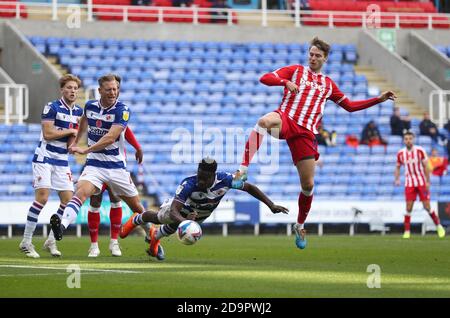 Stoke City's Nick Powell (a destra) e Ovie Ejaria di Reading battaglia per la palla durante la partita Sky Bet Championship allo stadio Madejski, Reading. Foto Stock