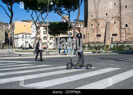 ROMA ITALIA, REGNO UNITO 6 NOVEMBRE 2020. Persone che cavalcano uno scooter stand-up a Roma. Da quando sono stati introdotti nella capitale italiana nel giugno di quest'anno, si è registrato un aumento nell'uso degli scooter elettrici a condivisione. Lo scooter è diventato uno dei mezzi di trasporto preferiti soprattutto durante la pandemia del coronavirus, in quanto la gente sceglie di utilizzare lo scooter per viaggiare invece che per i trasporti pubblici. Credit: amer Ghazzal/Alamy Live News Foto Stock