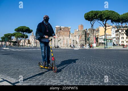 ROMA ITALIA, REGNO UNITO 6 NOVEMBRE 2020. Persone che cavalcano uno scooter stand-up a Roma. Da quando sono stati introdotti nella capitale italiana nel giugno di quest'anno, si è registrato un aumento nell'uso degli scooter elettrici a condivisione. Lo scooter è diventato uno dei mezzi di trasporto preferiti soprattutto durante la pandemia del coronavirus, in quanto la gente sceglie di utilizzare lo scooter per viaggiare invece che per i trasporti pubblici. Credit: amer Ghazzal/Alamy Live News Foto Stock