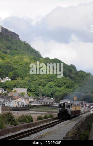 'David Lloyd George' ancora in esecuzione in livrea grigia dopo la revisione, attraversa la COB con un treno per Blaenau Ffestiniog. Foto Stock