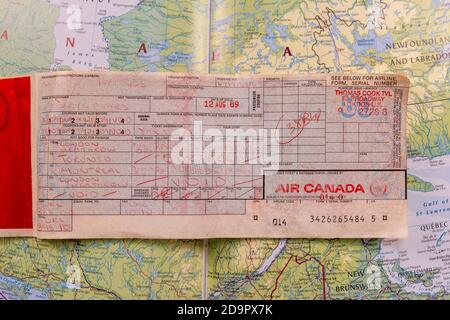 Un biglietto aereo IATA scritto a mano rilasciato da Thomas Cook Travel dal 1989 (per voli tra Regno Unito e Canada) su una mappa del Canada. Foto Stock