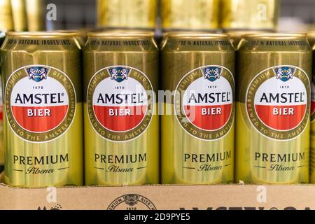 Tyumen, Russia-11 ottobre 2020: Amstel premium pilsener beercan sugli scaffali della metropolitana contanti e trasporto ipermercato Foto Stock