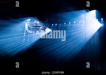 palco vuoto del teatro, illuminato da faretti e fumo prima dello spettacolo Foto Stock