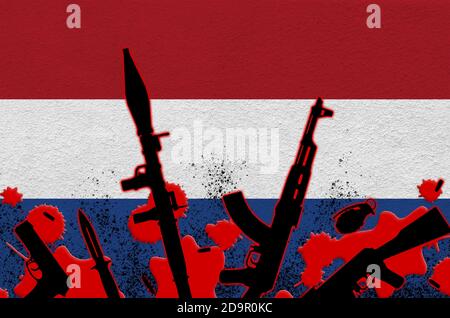 Bandiera olandese e varie armi in sangue rosso. Concetto di attacco terroristico o operazioni militari con esito letale. Traffico di armi Foto Stock