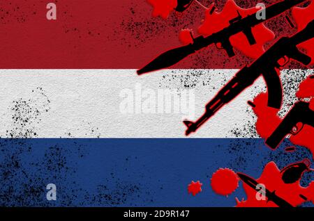 Bandiera olandese e varie armi in sangue rosso. Concetto di attacco terroristico o operazioni militari con esito letale. Traffico di armi Foto Stock