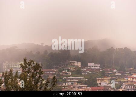 La nebbia scorre nella città di Shillong a Meghalaya, India, dall'altra parte della montagna dopo una tempesta pomeridiana durante la stagione monsonica. Foto Stock