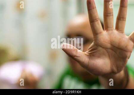 Una mano dell'uomo con il palmo aperto e rivolto verso la telecamera segnala arresto, no, attendere. Concetto di rifiuto, rifiuto, ecc. Foto Stock