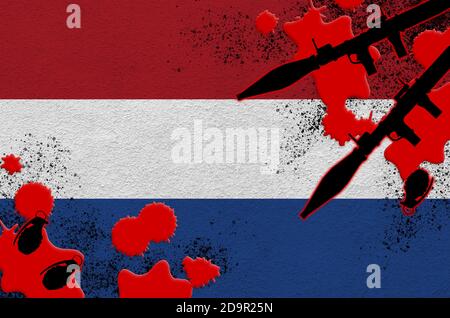 Bandiera olandese e lanciarazzi con granate nel sangue. Concetto di attacco terroristico e operazioni militari. Traffico di armi Foto Stock