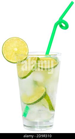 cocktail mojito con cubetti di ghiaccio in un calice a forma di highball isolato su sfondo bianco. Foto Stock