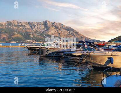 Barche sul molo di Budva, Montenegro Foto Stock