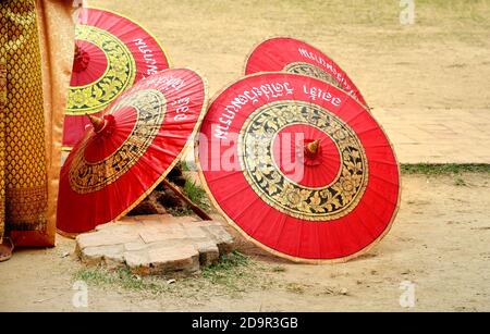 AYUTTHAYA, THAILANDIA-MARZO 26 : Umbrello Rosso tradizionale in stile tailandese ad Ayutthaya, Thailandia Foto Stock