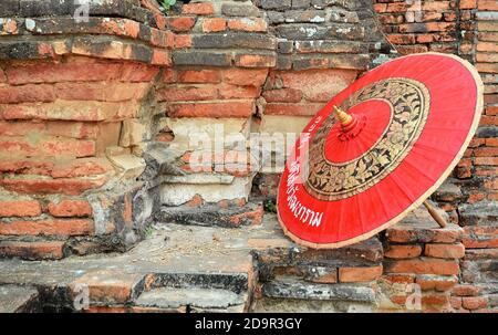 AYUTTHAYA, THAILANDIA-MARZO 26 : Umbrello Rosso tradizionale in stile tailandese ad Ayutthaya, Thailandia Foto Stock