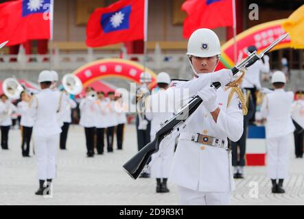 Taipei, Taiwan. 07 novembre 2020. Le guardie d'onore (honor)Tri-service si esibiscono durante un evento che promuove l'educazione patriottica e reclutano nuovi membri per organizzazioni e istituti militari, presso la storica Liberty Square, a Taipei City, Taiwan, il 7 novembre 2020. Le guardie d'onore sono composte da membri dell'Aeronautica militare, della Marina militare e dell'Esercito. (Ceng Shou Yi/ Credit: Sipa USA/Alamy Live News Foto Stock