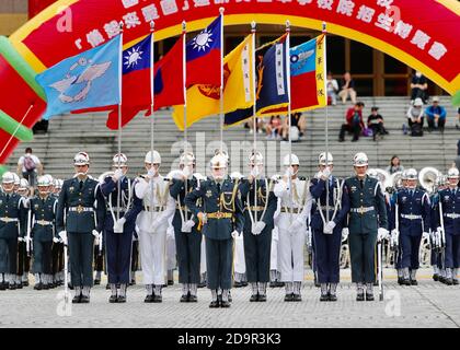 Taipei, Taiwan. 07 novembre 2020. Le guardie d'onore (honor)Tri-service si esibiscono durante un evento che promuove l'educazione patriottica e reclutano nuovi membri per organizzazioni e istituti militari, presso la storica Liberty Square, a Taipei City, Taiwan, il 7 novembre 2020. Le guardie d'onore sono composte da membri dell'Aeronautica militare, della Marina militare e dell'Esercito. (Ceng Shou Yi/ Credit: Sipa USA/Alamy Live News Foto Stock