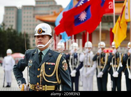 Taipei, Taiwan. 07 novembre 2020. Le guardie d'onore (honor)Tri-service si esibiscono durante un evento che promuove l'educazione patriottica e reclutano nuovi membri per organizzazioni e istituti militari, presso la storica Liberty Square, a Taipei City, Taiwan, il 7 novembre 2020. Le guardie d'onore sono composte da membri dell'Aeronautica militare, della Marina militare e dell'Esercito. (Ceng Shou Yi/ Credit: Sipa USA/Alamy Live News Foto Stock