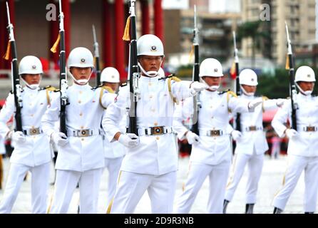 Taipei, Taiwan. 07 novembre 2020. Le guardie d'onore (honor)Tri-service si esibiscono durante un evento che promuove l'educazione patriottica e reclutano nuovi membri per organizzazioni e istituti militari, presso la storica Liberty Square, a Taipei City, Taiwan, il 7 novembre 2020. Le guardie d'onore sono composte da membri dell'Aeronautica militare, della Marina militare e dell'Esercito. (Ceng Shou Yi/ Credit: Sipa USA/Alamy Live News Foto Stock