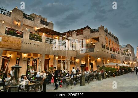 DOHA, QATAR - 30 DICEMBRE 2019: Via Souq nel quartiere di Souq Waqif, area storica restaurata con esempi perfetti di autentici residenziali e t Foto Stock