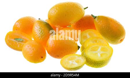 Gruppo di kumquat a fette fresche da vicino isolato su sfondo bianco. Foto Stock