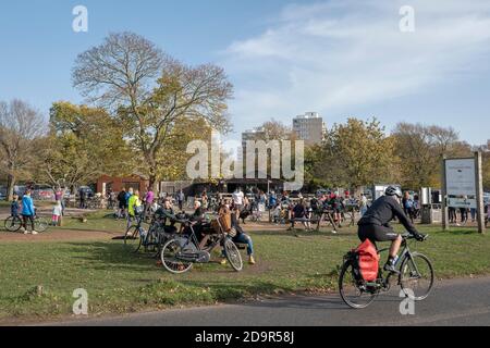 Richmond Park, Londra, Inghilterra. 7 Novembre 2020. Richmond Park occupato con ciclisti e escursionisti nel primo fine settimana del secondo blocco da imporre attraverso la Gran Bretagna. (Foto di Sam Mellish / Alamy Live News) Foto Stock