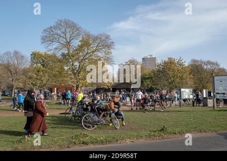 Richmond Park, Londra, Inghilterra. 7 Novembre 2020. Richmond Park occupato con ciclisti e escursionisti nel primo fine settimana del secondo blocco da imporre attraverso la Gran Bretagna. (Foto di Sam Mellish / Alamy Live News) Foto Stock